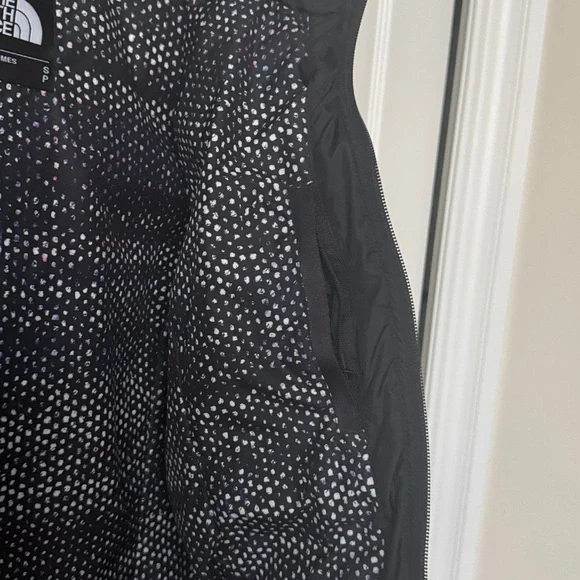 The North Face Women's Black Puffer Jacket - Picture 6 of 6